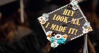 Graduate with a cap that says "look ma I made it"
